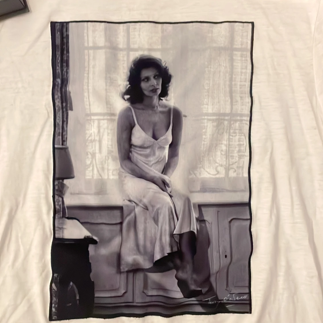 Vit limitato t-shirt med svartvit fototryck - 1