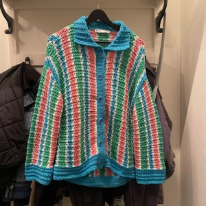 Färgglad randig kofta från Zara - Säljer en stickad kofta från Zara med färgglada ränder i blått, grönt, rosa och vitt