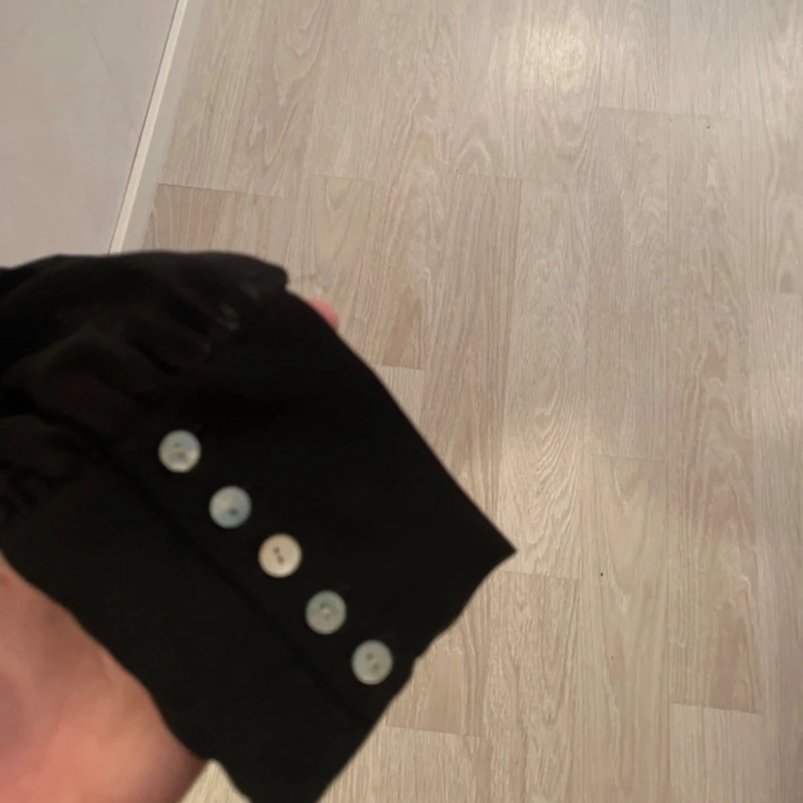 Svart blus med spets och volang - 3