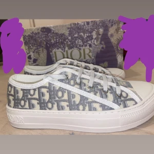 Dior skor - Hej! Jag tänkte sälja mina diorskor då dom inte längre faller mig i smaken. Dom är använda några gånger men har inga defekter och ser som nya ut ❤️kontakta mig om du vill diskutera priset eller annat 🥰 Inga frågor är dumma!! Det går bra att trycka på köp nu ⭐️