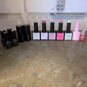 Gel polish, gellack, kräver uv-ledlampa - Semilac, Gel Polish Factory, Venalisa och Le mini macaron. Jättefina färger. Se bild på färgerna på andra bilden, hämtade online. De mini Semilac är använda två gånger men finns fortfarande produkt kvar: bas, topp, 032 och 231. Resten är nya och oanvända.