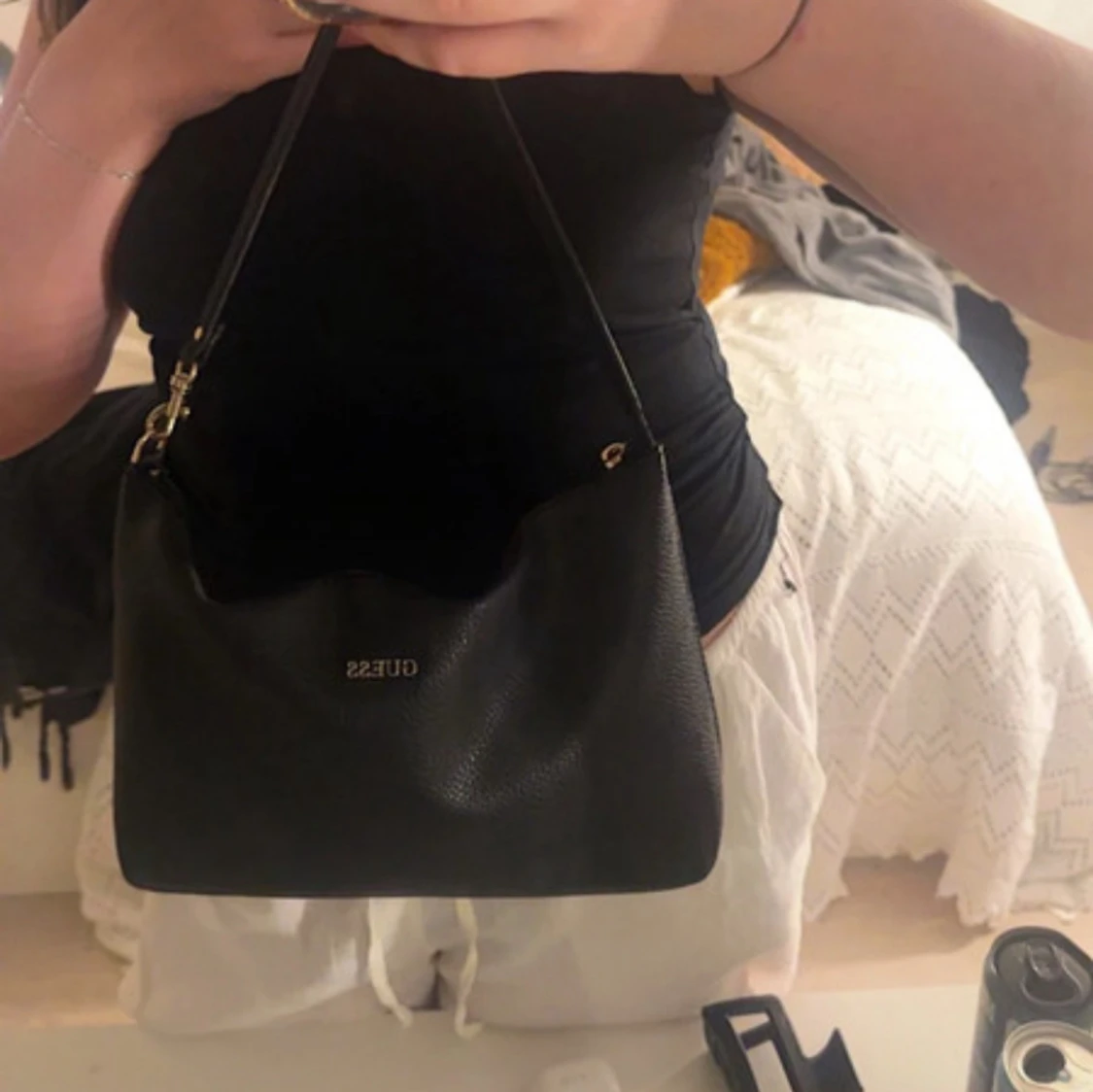 Svart axelväska från Guess i skinn - 1