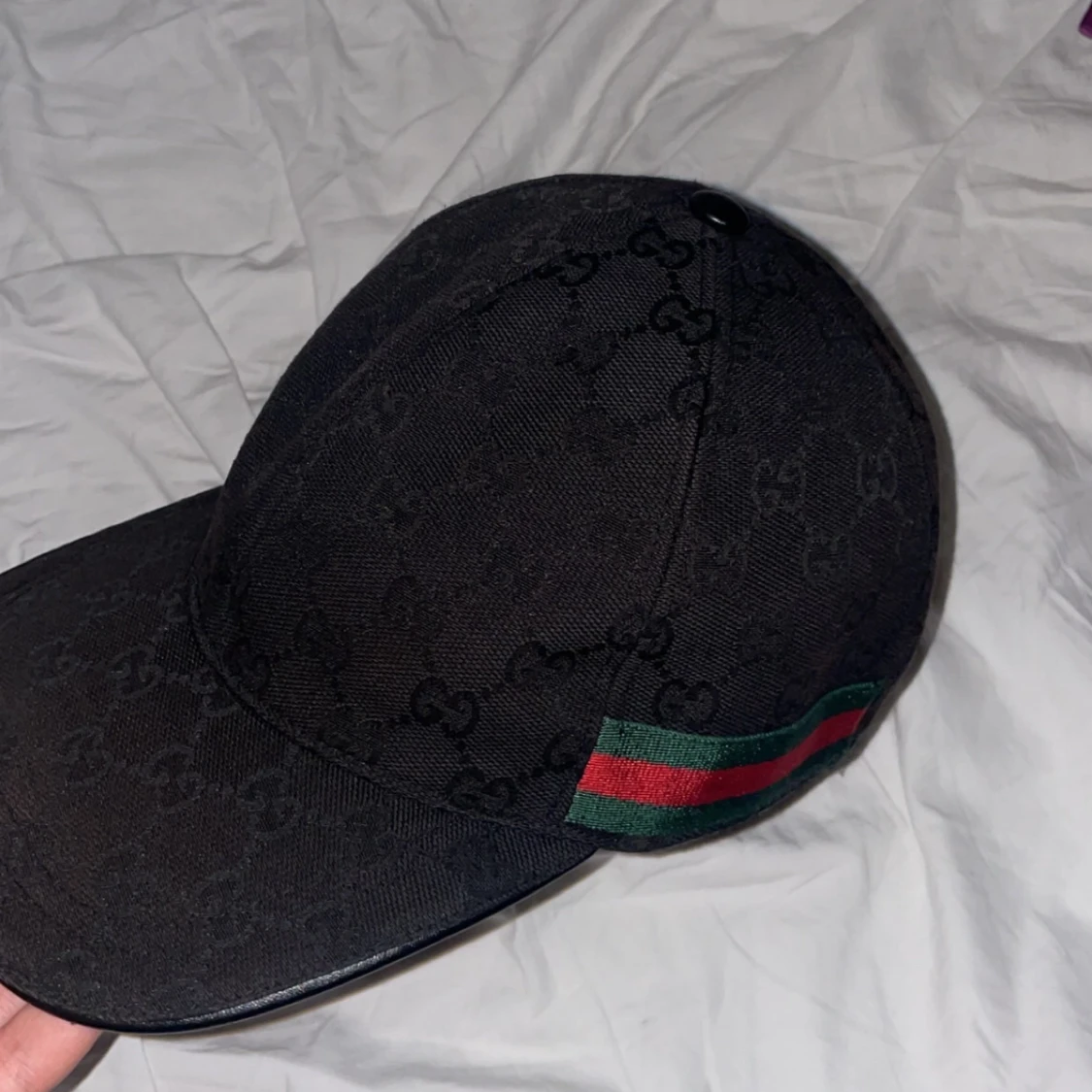 Svart keps från Gucci med logomönster