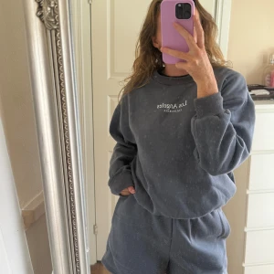 Mörkgrått set - Tvådelat mörkgrått set med Los Angeles-tryck. Är något noppriga , se bild