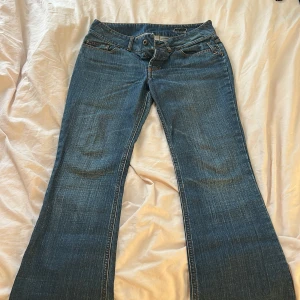Blå bootcut jeans från Volcom - Lådmidjade bootcut jeans. Vet inte storlek men passar någon som har S/M. Använt fåtal gånger, köpt på Vinted. Skriv för flera bilder💕