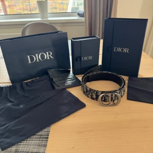 Christian Dior Bälte - Säljer mitt Christian Dior bälte då jag tröttnat på det. Köpt i November från Dior hemsidan och har kvitto samt kontoutdrag på det. Buckeln har några mindre skråmer men bältet är som nytt. Storlek 85