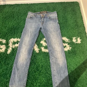 Jacob Cohën Jeans - Jacob Cohën Jeans – Storlek 30, Blå Säljer ett par exklusiva Jacob Cohën jeans i väldigt fint skick. Klassisk blå färg, tidlös design och hög kvalitet som märket är känt för. Storlek 30.  Perfekta för dig som vill ha både komfort och stil i ett par premiumjeans.  Pris: 1099kr  Kolla gärna in mina andra annonser också!