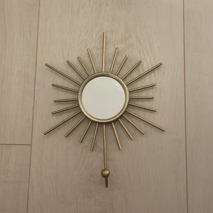 Liten spegel med krok  - Perfekt ifall man vill ha en fin krok för att kunna hänga upp väskor eller liknande! Aldrig använt då jag inte gillade färgen i mitt rum. 15cm 