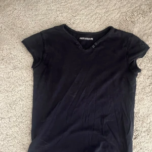 Svart t-shirt från Zadig & Voltaire - Jättefin T-shirt från Zadig! Storlek 10 år.