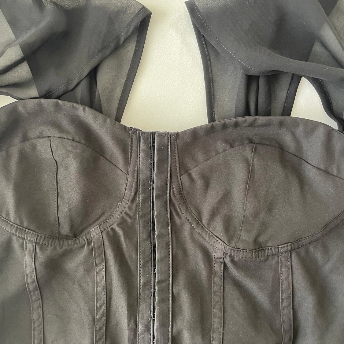 Svart korsettopp med meshärmar - 1