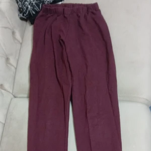 Vinröda mjukisbyxor  - Mysiga vinröda med blandning av lila färg, mjukisbyxor. Byxorna har en avslappnad passform och är perfekta för chill dagar. Tillverkade i mjukt tyg som känns skönt mot huden.
