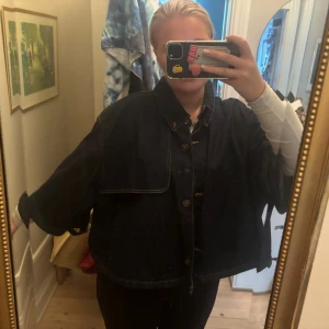 Oversized jeans poncho  - Säljer en oversized mörkblå jeansponcho. Jackan har en unik detalj med extra lager över axlarna och bred krage, alltså poncho! Är i storlek XL och jag brukar ha M men snyggt med oversized 