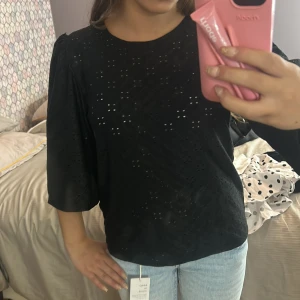Svart blus med broderade detaljer JDY - Svart blus från JDY i storlek S med rund halsringning, långa ärmar med lätt puff vid axlarna💗 går också att använda kortärmad om man viker upp ärmarna💘