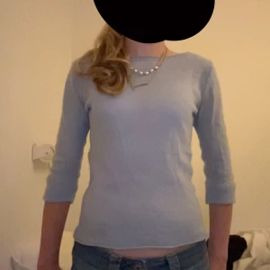 Ljusblå stickad Kashmir tröja med trekvartsärm - Säljer en jättefin ljusblå stickad tröja med trekvartsärm i kashmir. Tröjan boat neck och är i ett mjukt, tunt stickat material. Perfekt för lager-på-lager och chill vardagsstil. Köpte på karlaplans loppisen men tyckte den inte riktigt passade min stil när jag testade den hemma igen. Skriv vid funderingar. Vet inte så mycket om den men skulle säga att den är en storlek xs trots att det står ”m” i den och vad jag ser har den inga större defekter. 100% Kashmir, där av priset(dock ganska billigt 😅)