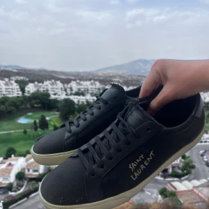 Saint Laurent Skor - Säljer ett par exklusiva Saint Laurent sneakers inköpta via Trendseller.com. Storlek 44, mycket försiktigt använda. Modellen är designad med en “sliten look” från början, men de är i princip som nya.