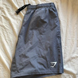 Grå träningsshorts från Gymshark - Säljer ett par grå träningsshorts från Gymshark i storlek M. Det är bara att skriva vid minsta fundering!