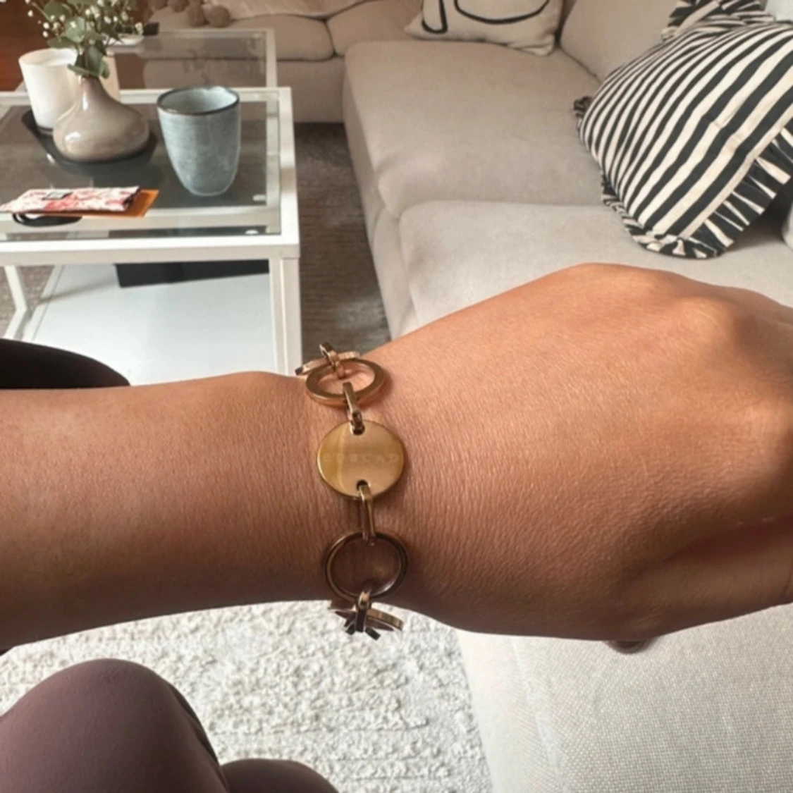 Guldigt armband med cirklar från Edblad