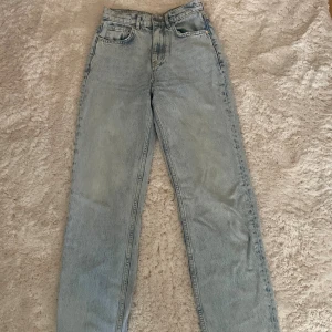 Ljusblå raka jeans med hög midja - Säljer ett par ljusblå raka jeans från Gina Tricot med hög midja. 