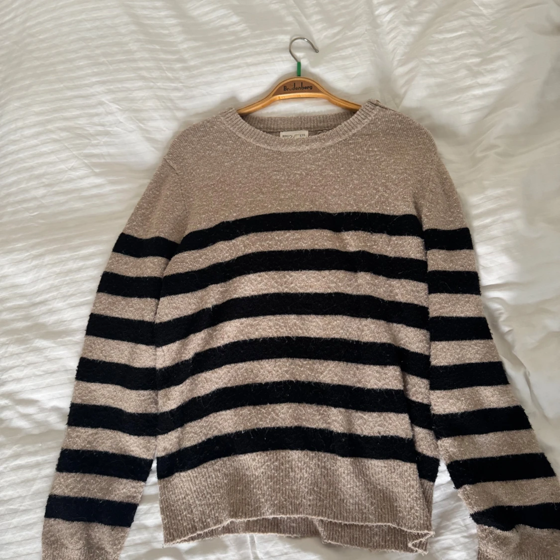 Randig stickad tröja med guldknappar