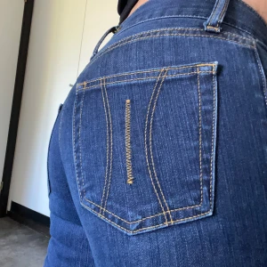 Vintage mörkblåa bootcut jeans från Fornarina - Snygga mörkblå jeans från Fornarina med bootcut passform. Mått midja 34 cm, grenhöjd  20 cm, innerben längd 78 cm. Vintage så säljs inte längre. Jätte lite slinta i bak längst ner. 