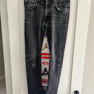 Nudie jeans, lean dean  - Säljer dessa nudie jeans i modellen lean dean, i princip oanvända, stilren tvätt och i en slim fit. Storlek 30/32