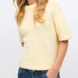 Ljusgul stickad tshirt från gina - Helt ny gul stickad tshirt🥰