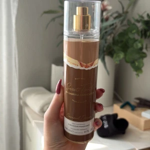 Sabrina carpenter body mist - Säljer Sabrina carpenters body mist då den ej kommer till användning! Är i princip oanvänd ( se bild två )🩷 luktar super gott av karamell liknande