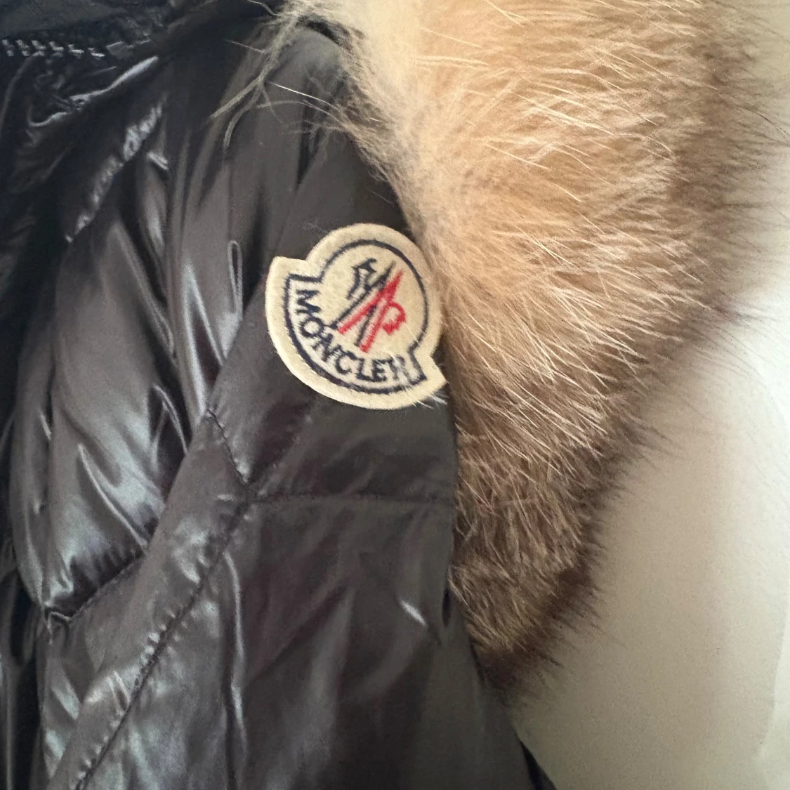 Svart Moncler dunjacka med päls - 2