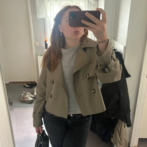 Grön trenchcoat - Säljer en grön trenchcoat från hm i bra skick 