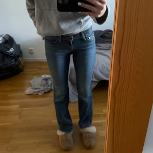 Super Low boot jeans Levi’s - Säljer dessa lågmidjade bootcut jeans från Levis. Storlek W26 L30, midjemått: 35 cm och innerbenslängd: 80 cm. Jag är 168 cm för referens, de är lite korta för mig. Endast använd fåtal gånger och i super fint skick. 550 kr + frakt! Vid fler frågor, etc skriv privat 🙌🏼🍋‍🟩🙏🏼✌🏼💐🏄🏽‍♀️
