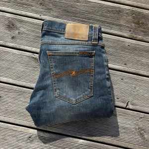 Blåa nudie jeans - Ett par riktigt feta nudie jeans i w29, inga defekter, väldigt bra skick. Kom gärna med frågor /offer!🙌 slim fit