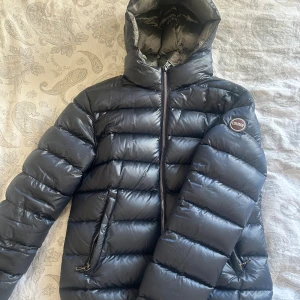 Metallblå Colmar jacka - Säljer min metall marinblåa vinter colmar jacka. Det är en barnmodell och sen sitter lite mer slimmat. Passar xs och mindre. Har inga större synliga defekter förutom det som visas på bild men jackan är väl använd så ha det i åtanke. Modellen och färgen görs inte längre vilket gör att det är unik!!💕