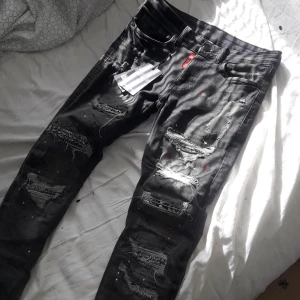 Dsquared2 jeans - Hör har vi ett par sköna DS2 jeans i stolek xs, passar över xs sitter väldigt högt världens varmaste byxor så på vintern ha dom Här döms verkligen super varma, döms unika och riktigt snygga!