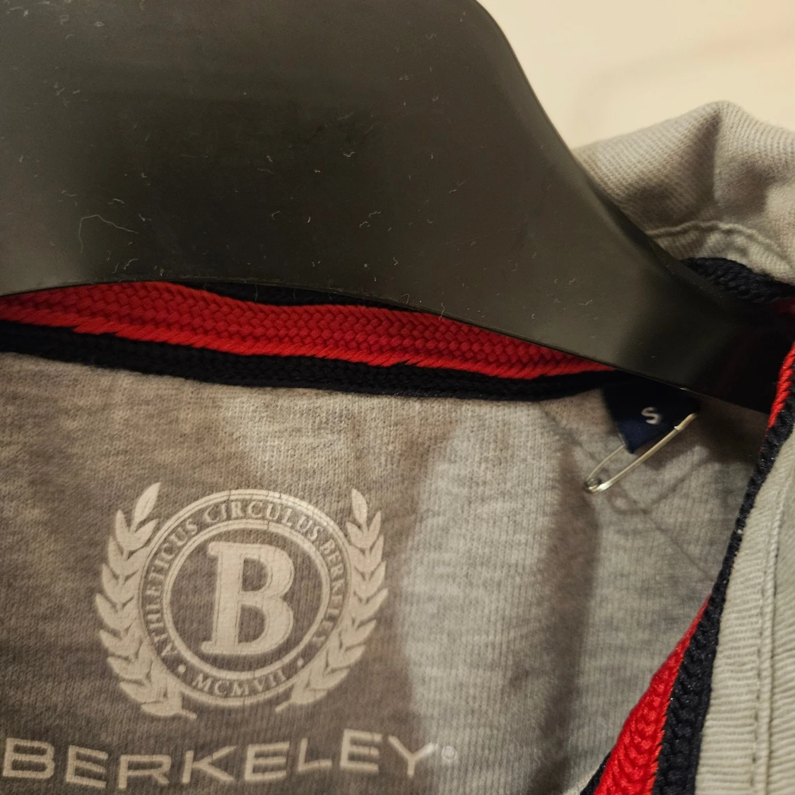 Grå pikétröja från Berkeley med tryck - 2