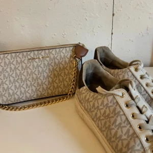 Beige Michael Kors  - Mk skor i storlek 38 och mk väska säljer i sett så 1800 vill man köpa separat kostar väskan 1000 och skorna 800 kan tänka mig sänka mycket på skorna men budet börjar på 1800 