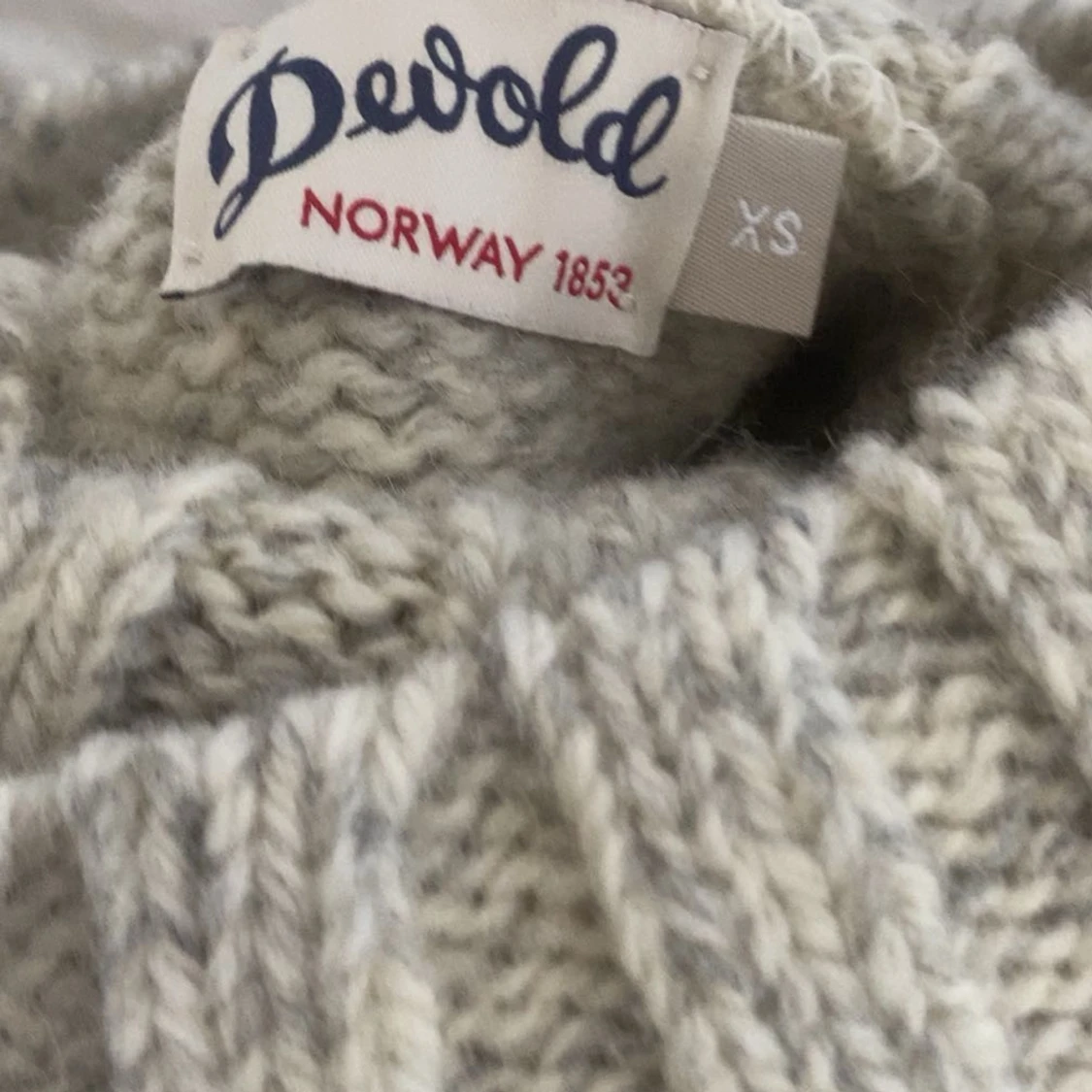 Grå stickad polotröja från Devold XS - 2