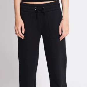 Mjukisbyxor med snörning i svart, beige och ljusgrå - Säljer tre par mjukisbyxor från lager 157 med bred resår och snörning i midjan. Svarta, beiga och ljusgråa i storlek S. Perfekta för chill dagar eller när du vill vara extra bekväm. Köpte alla för 150-300kr styck minns inte riktigt och säljer alla för 250kr då de ändå varit väl använda iallafall de svarta men inga fläckar eller andra defekter. Lämna gärna ett prisförslag😊🌸 Är man intresserad av bara ett par så är det bara att skriva till mig så löser vi det💕