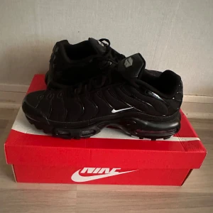 Nike Air Max Plus - Säljer helt nya oanvända svarta Nike air Max plus. Perfekt inför hösten!🔥Skickas inom 24h, oftast tidigare. 📦 Pris kan diskuteras vid snabb affär!💰 OBS Kartong medföljer ej
