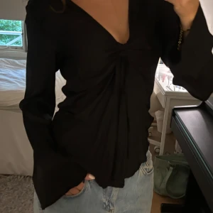 Satinblus med knytdetalj - Supersnygg satinblus med knytdetalj och utsvängda ärmar <3 