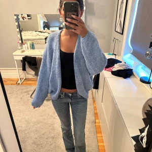 Stickad kofta - Så fin stickad kofta, perfekt till hösten !!aldrig använd 