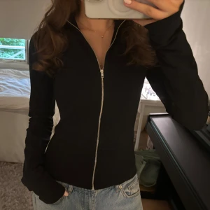 Svart zip-up - Jätteskön och snygg zip-up <3