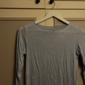 Ljusblå långärmad  - Lite genomskinlig blå tröja! Jätte skön och nästan helt ny! ❤️