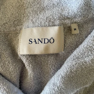 Ljusblå pikétröja från Sandö - Ljusblå pikétröja från Sandö i frottéliknande bomullsmaterial. Perfekt till varma dagar då materialet är jätteluftigt och skönt. Säljes åt min pojkväns lillebror då den är för liten för honom❣️❣️nästan aldrig använd