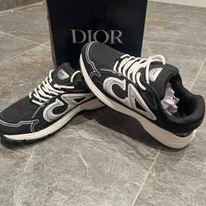 Dior B30 - Tja! Säljer nu mina sprillans nya Dior B30. Riktigt fina och unika skor passar alla outfits. Dustbag, box, extra snören och dior påse medföljer vid köp. Skriv privat vid minsta lilla fundering!
