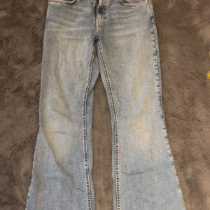 Jeans - Fina jeans köpta från Gina, inga defekter. Passar mig i längden och är 170cm. Måtten finns i bilderna. Pris går att diskutera💓
