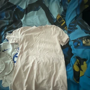 Beige t-shirt från Zara - En basic beige t-shirt från Zara i mjuk bomull. Klassisk modell med rund hals och korta ärmar, perfekt att matcha med jeans eller shorts. Enkel och stilren design utan tryck eller mönster.🫶🏼