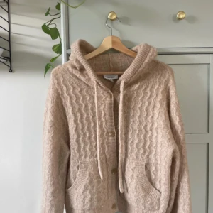 Stickad hoodie & other stories  - Jättefin stickad hoodie från & other stories som är extremt sparsamt använd! Superfint skick, som ny