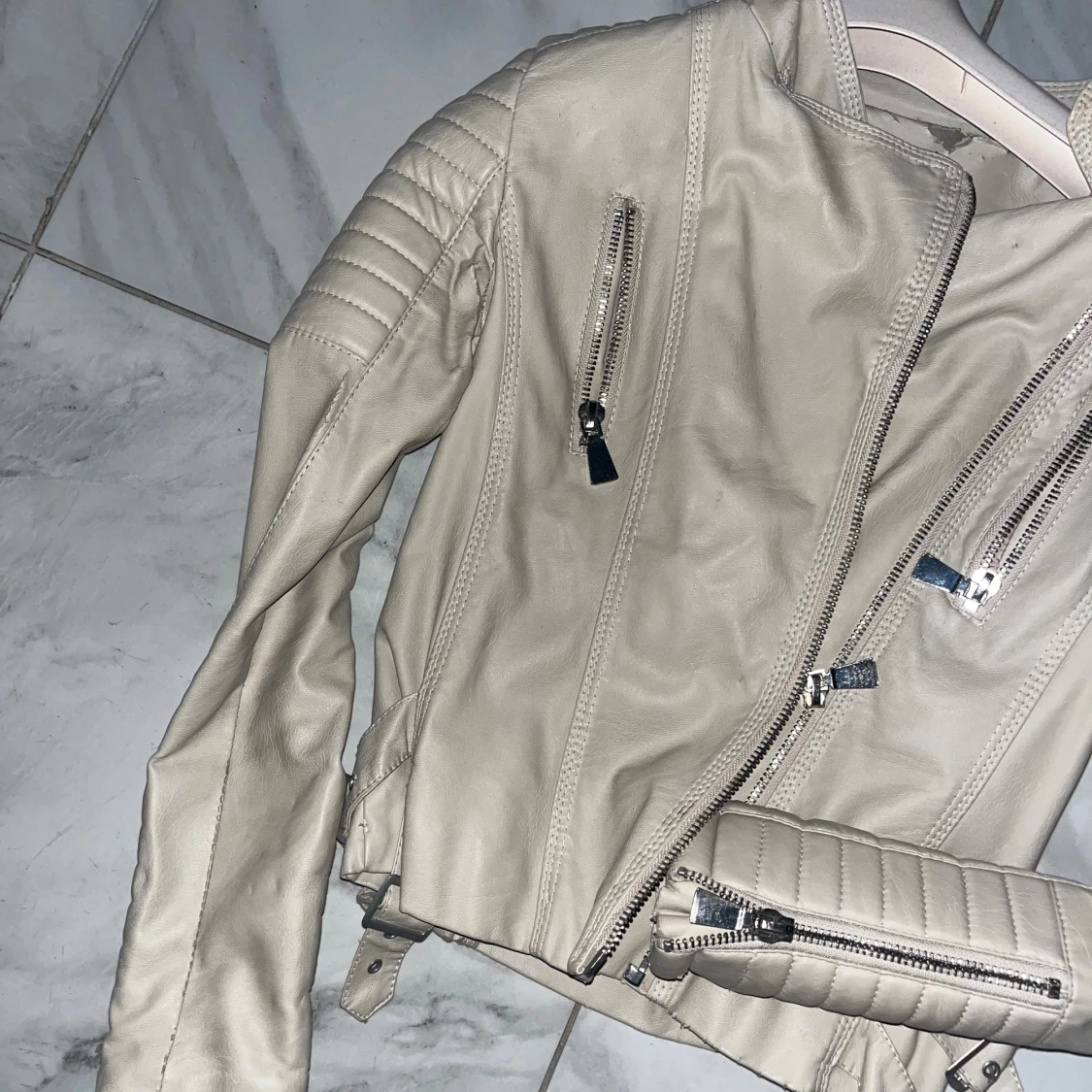 Beige skinnjacka med dragkedjor - 2