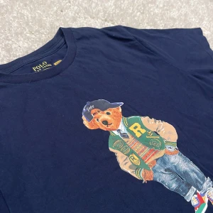 Polo bear T-shirt - Tja säljer denna as feta Polo Bear T-shirt, det är storlek 160/80 i tröjan men passar om man brukar ha XS i t shirt också. Släng ett meddelande eller prisförslag till mig om du är intresserad för priset är ej hugget i sten! 😁🤗