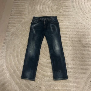 Mörkblå jeans från Dsquared2 - Säljer nu dessa jeans från Dsquared2. Jeansen är i väldigt bra skick. Hör av er vid frågor!!  Kan gå ner i pris…